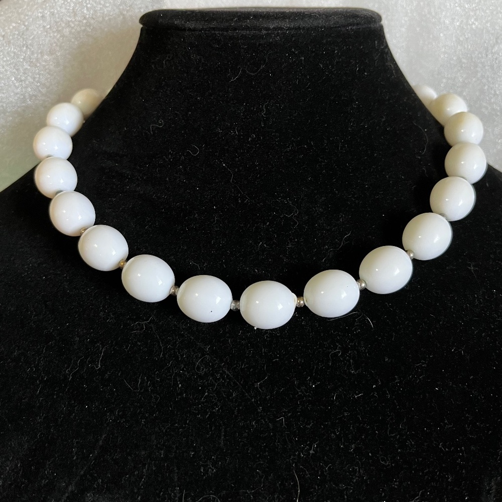 Vintage Fashion Jewelry Faux Oval Pearl Necklace 18 Inches Long